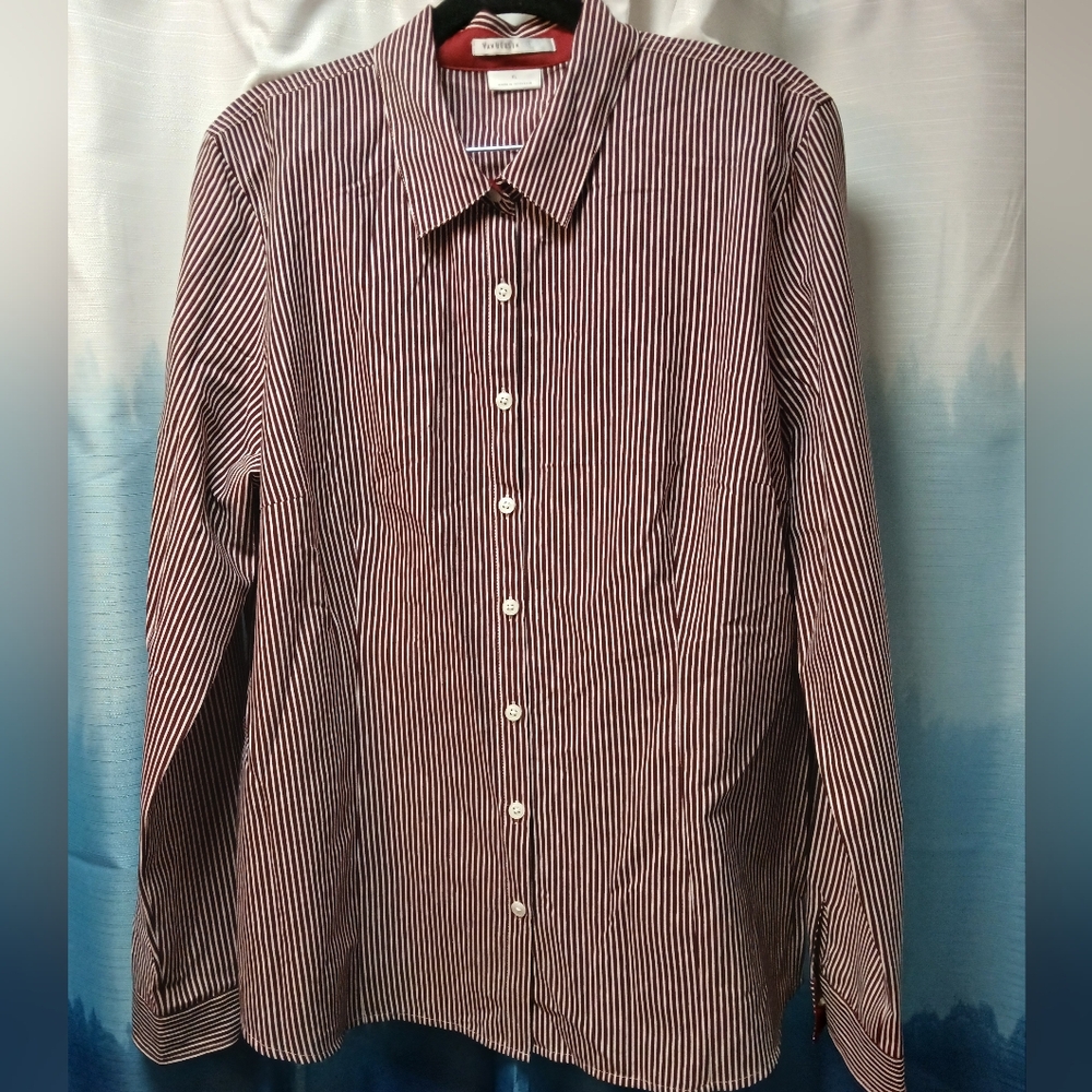 Sharp looking VanHeusen Button Down Blouse, XL